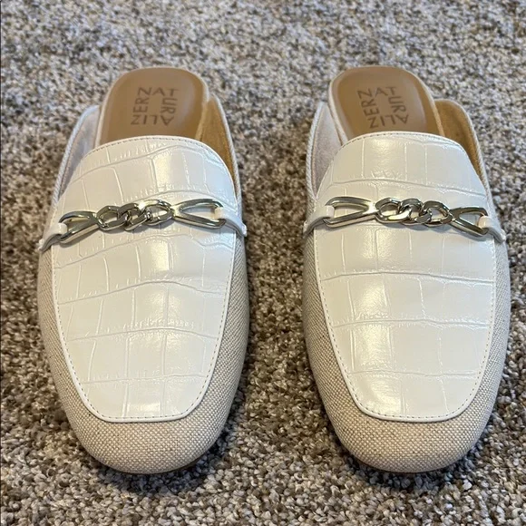 Naturalizer Kayden Beige & White Mules with Silver Chain NWOT - Picture 3 of 9
